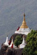 V kopcích jsou všude vidět stupy. Kyaiktiyo. Myanmar (Barma).