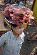 Prodejci jídla do autobusu, oblast jižně od Yangonu. Myanmar (Barma).