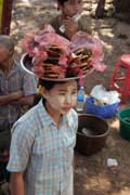 Prodejci jdla do autobusu, oblast jin od Yangonu. Myanmar (Barma).