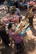 Prodejci jdla do autobusu, oblast jin od Yangonu. Myanmar (Barma).