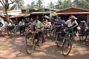 Rikšáci. Jižně od Yangonu. Myanmar (Barma).