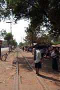 Železnice vedoucí na jih země. Oblast jižně od Yangonu. Myanmar (Barma).