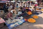 Vesnický trh, oblast jižně od Yangonu. Myanmar (Barma).