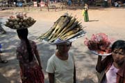 Prodejci jdla do autobusu, jin od Yangonu. Myanmar (Barma).