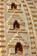 Dekorace na chrámu v Baganu. Myanmar (Barma).