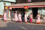 Mniši chodí každé ráno pro jídlo, od místních obchodníků dostávají převážně rýži. Nyaung U. Myanmar (Barma).