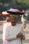 Mniši chodí každé ráno pro jídlo, od místních obchodníků dostávají převážně rýži. Nyaung U. Myanmar (Barma).
