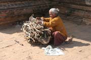 Lidé stále ještě žijí v blízkosti chrámů. Bagan. Myanmar (Barma).