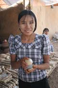 Thanakha, nebo-li místní dámský make-up. Každá žena si barví tváře bílou barvou, která se získáva z kůry stromu thanakha. Old Bagan. Myanmar (Barma).