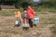 Děti na venkově cestou do provincie Chin. Myanmar (Barma).