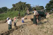 Na břehu řeky Ayeyarwady. Myanmar (Barma).