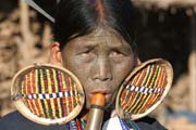 �ena z etnika Makan Chin, vesnice Mindat, provincie Chin. �eny si zde tradi�n� zdob� obli�ej tetov�n�m. R�zn� etnika pou��vaj� r�zn� vzory tetov�n�. Myanmar (Barma).