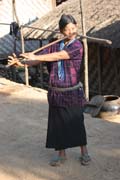 Žena z etnika Dai Chin hrající na nosovou flétnu, vesnice Mindat, provincie Chin. Myanmar (Barma).