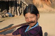 Žena z etnika Dai Chin hrající na nosovou flétnu, vesnice Mindat, provincie Chin. Myanmar (Barma).