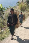 Vesničané na cestě do mestečka Mindat. Provincie Chin. Myanmar (Barma).