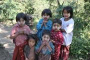 Děti ve vesnici Kyartho, provincie Chin. Myanmar (Barma).