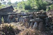 Tradiční hroby lidí Chin. Vesnice Kyartho, provincie Chin. Myanmar (Barma).