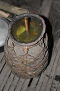 Místní víno. Vesnice Kyartho, provincie Chin. Myanmar (Barma).