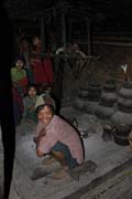 V tradičním domě lidí Chin. Vesnice Kyartho, provincie Chin. Myanmar (Barma).