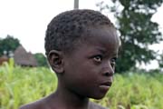 Chlapec z etnika Somba (n�kdy t� naz�van� lid� Betamarib�). Obli�ej m� ozdoben tradi�n�mi jizvami. Oblast Boukoumb�. Benin.