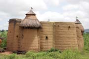 Tradiční několikapatrový hliněný dům etnika Somba nazývaný tata somba. Domy vypadají jak malé opevněné hrady. Oblast Boukoumbé. Benin.