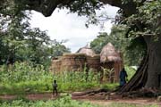 Tradiční několikapatrový hliněný dům etnika Somba nazývaný tata somba. Domy vypadají jak malé opevněné hrady. Oblast Boukoumbé. Benin.