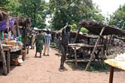 Tradiční oblečení můžů z etnika Somba byla pouze bederní rouška. Dnes takto oblečeného muže potkáte už pouze vyjímečně. Lokální trh ve vesnici Boukoumbé. Benin.