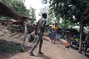 Tradin obleen m z etnika Somba byla pouze bedern rouka. Dnes takto obleenho mue potkte u pouze vyjmen. Lokln trh ve vesnici Boukoumb. Benin.