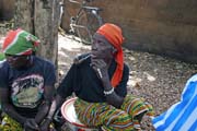 Pohoda s fajfikou. Na ruce m ena tradin nramek s muliek. Lokln trh ve vesnici Boukoumb. Benin.