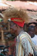 Muž z etnika Somba (někdy též nazývaní lidé Betamaribé). Podle oblečení se jedná pravděpodobně o šamana. Oblast Boukoumbé. Benin.