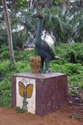 Voodoo symboly podél Cesty otroků (Route des Esclaves) ve městě Ouidah. Benin.