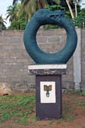 Voodoo symboly podél Cesty otroků (Route des Esclaves) ve městě Ouidah. Benin.