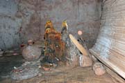 Olt na obtiny ve Voodoo chrmu "Temples des Serpents", msto Ouidah. Benin.