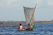 Plachetnice na jezee Nokou. Benin.