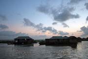 Západ slunce nad městem Ganvié a jezerem Nokoué. Benin.