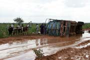 Nehody nákladních automobilů jsou relativně časté. Krátký neasfaltovaný úsek na jinak dobré cestě mezi Niamey a Agadez byl zablokován převrázeným náklaďákem. Niger.