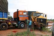 Čerstvá srážka. Řidič se rozhodl, že neprůjezdnou silnici projede. Neprojel. Na cestě do města Agadez. Niger.