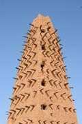 Minaret velké mešity "Grand Mosquée" ve městě Agadez. Niger.