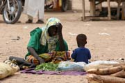 Prodejkyně na trhu s dobytkem ve městě Agadez. Niger.