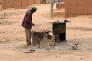 Pouliční stánek s občerstvením, konkrétně s pečeným masem. Město Agadez. Niger.