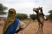 Nomád se svým velbloudem. Ten je zde nejrošířenějším dopravním prostředkem. Poušť Sahara. Niger.