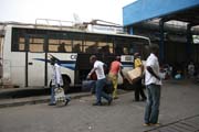 Jedno z hlavnch autobusovch ndra, Douala. Kamerun.