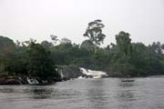 Vodop�dy Lobe jsou jedno z m�la m�st na sv�t� kde vodop�dy padaj� p��mo do mo�e. Kamerun.