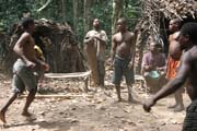 Tradiční tance v Pygmejské vesnici na řece Lobe. Kamerun.