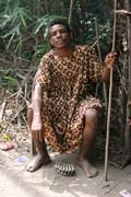 Pygmejsk� vesnice na �ece Lobe. Pygmejci, domorod� obyvatel� les�, znaj� velmi dob�e v�echny rostliny a zv��ata. �iv� se lovem antilop, prasat a opic, rybolovem, sb�rem medu, sladk�ch brambor a bobul�. Les je pro n� posv�tn� a poskytuje jim v�e k �ivotu. Kamerun.