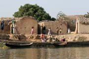 Vesnice v blasti jezera ad. Kamerun.
