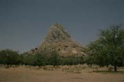 Mystická hora Mindif (La dent de Mindif, Mindif's tooth) se nachází u města Maroua. Tato hora se také objevuje v románu Julese Verna. Kamerun.
