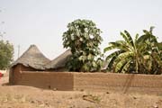 Tradin hlinn architektura ve vesnici Rey Bouba. Kamerun.