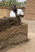 Výstavba či oprava hliněného domu. Vesnice Rey Bouba. Kamerun.