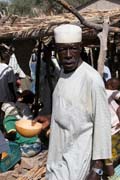 Na trhu ve vesnici Rhumsiki (Roumsiki) v poho�� Mandara. Obl�benou sou��st� t�chto trh� je pop�jen� m�stn�ch alkoholick�ch n�poj�. Kamerun.